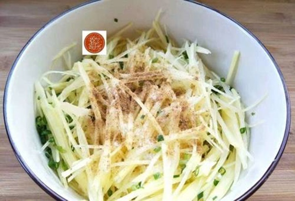 Buổi sáng mẹ chế biến bánh khoai tây kiểu này đảm bảo gây nghiện, con thích mê-5