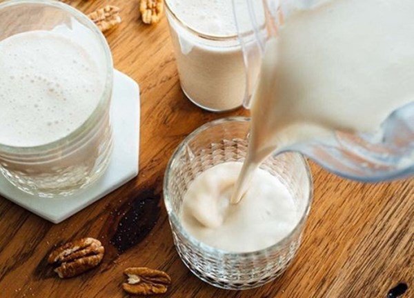 Sữa hết hạn chớ vứt đi, để lại mang cứu nguy cho vườn hồng sắp rụi-1