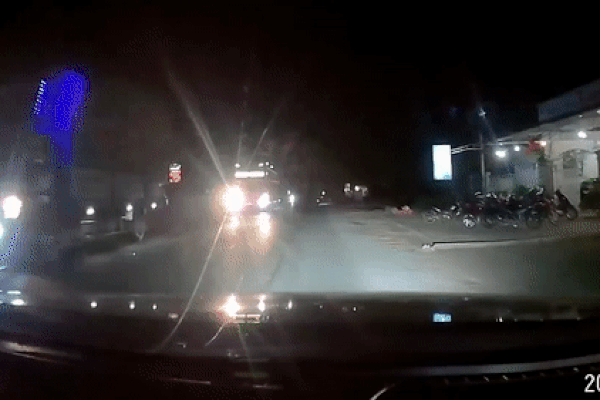 Clip: Cố vượt container, xe máy bị ô tô chạy ngược chiều đâm trực diện, hất bay ra đường-1