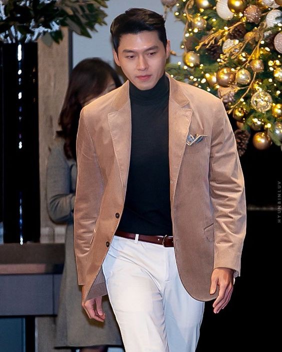 Hyun Bin ngoài đời thích diện vest như quý ông, vuốt tóc lãng tử-2