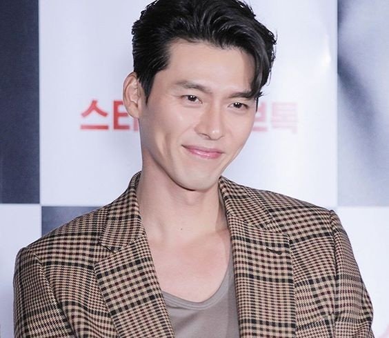 Hyun Bin ngoài đời thích diện vest như quý ông, vuốt tóc lãng tử-1