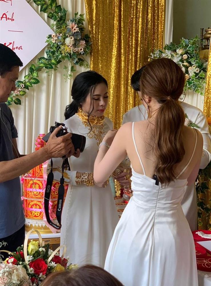 Trao 49 cây vàng cùng 2,5 tỉ đồng làm của hồi môn cho em gái, dân mạng bất ngờ hơn khi biết danh tính người chị gái-1