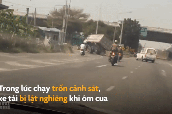 Bị cảnh sát truy đuổi, xe tải lật nghiêng vì ôm cua gấp
