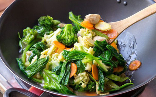 5 sai lầm khi xào rau nhiều chị em mắc phải khiến món ăn mất chất, kém ngon-1