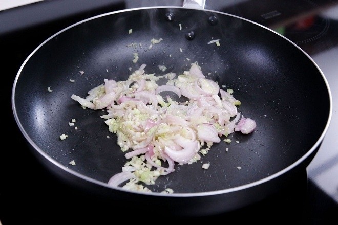 5 sai lầm khi xào rau nhiều chị em mắc phải khiến món ăn mất chất, kém ngon-2