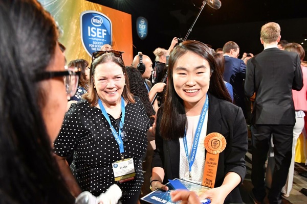 Nữ sinh 19 tuổi dùng trí tuệ nhân tạo để dọn rác trên vũ trụ bao la-8