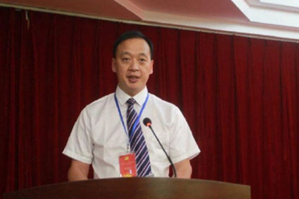 Giám đốc bệnh viện ở Vũ Hán tử vong vì virus COVID-19, khoảnh khắc người vợ chạy theo xe tang khiến người xung quanh đau xé lòng-3