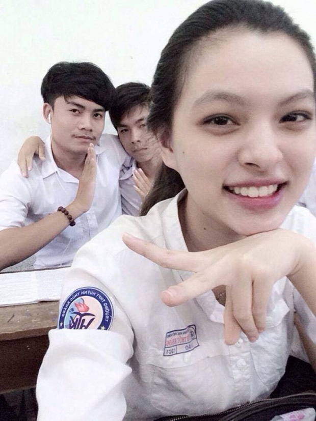 Loạt ảnh thời đi học của dàn hotgirl Việt đình đám: Hoá ra ai cũng có một thời trông quê quê, xấu xấu... dậy thì rồi mới lột xác đỉnh cao-1