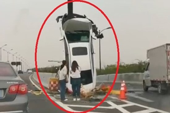 Nữ tài xế lái ôtô đâm vào dải phân cách khiến xe dựng đứng