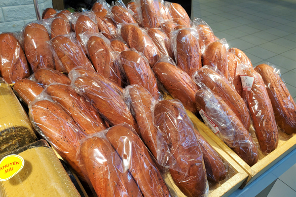 Bánh mì thanh long sầu riêng cháy hàng”, có tiền chưa chắc mua được-5