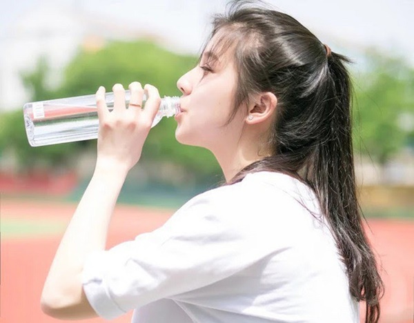 Uống nước nhiều quá cũng không tốt: Những nhóm người nào không nên uống nhiều nước?-3