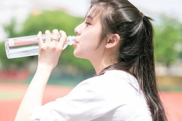 3 thói quen khi uống nước không chỉ ảnh hưởng thận mà còn khiến tim bị suy yếu-4