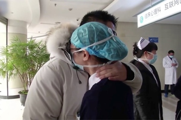 Bật khóc khi cha mẹ là bác sĩ, y tá chống virus corona-1