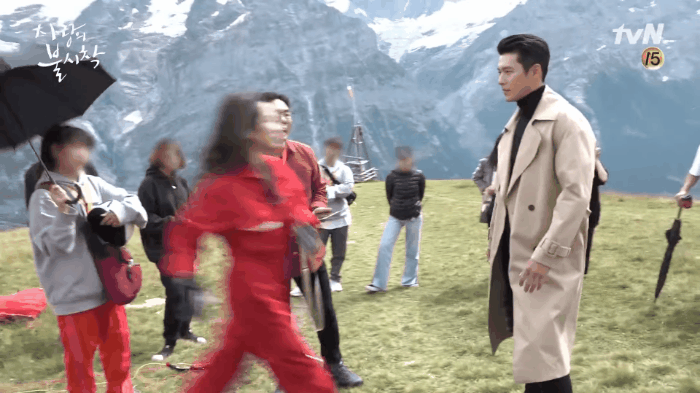 Hậu trường tập cuối Crash Landing On You: Seo Ye Jin mệt mỏi vì bám càng Hyun Bin, đại úy mê makeup ngó lơ luôn crush-5