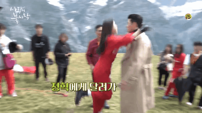 Hậu trường tập cuối Crash Landing On You: Seo Ye Jin mệt mỏi vì bám càng Hyun Bin, đại úy mê makeup ngó lơ luôn crush-6