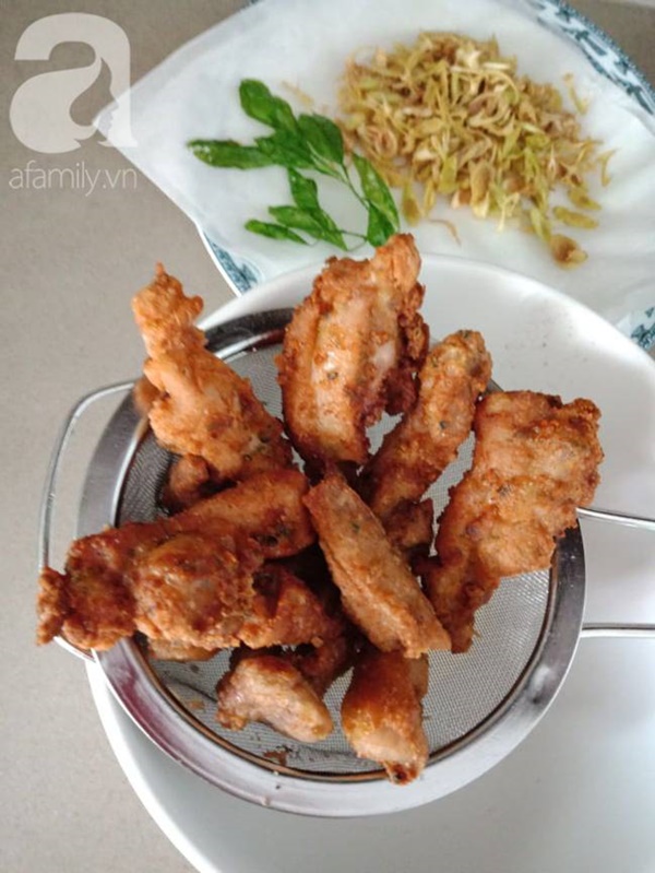 Mẹ tôi có món gà chiên sả thơm ngon nhức nhối, ai đến nhà ăn cũng hỏi cách làm-5