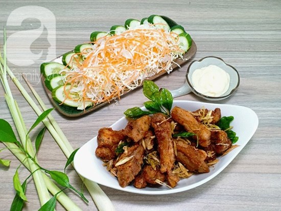 Mẹ tôi có món gà chiên sả thơm ngon nhức nhối, ai đến nhà ăn cũng hỏi cách làm