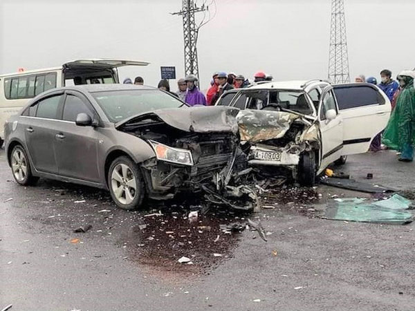 Xe ô tô chở 2 nhà sư va chạm với xe đi ngược chiều, 6 người nhập viện-1