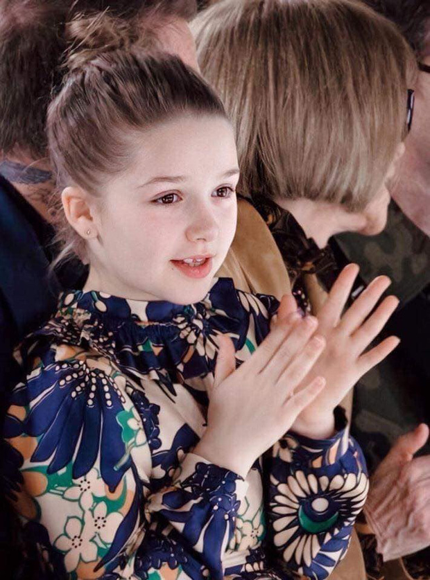Ngồi trong lòng bố, công chúa nhỏ Harper Beckham lại khiến dân tình xao xuyến: Mỹ nhân tương lai của Hollywood đây rồi!-2