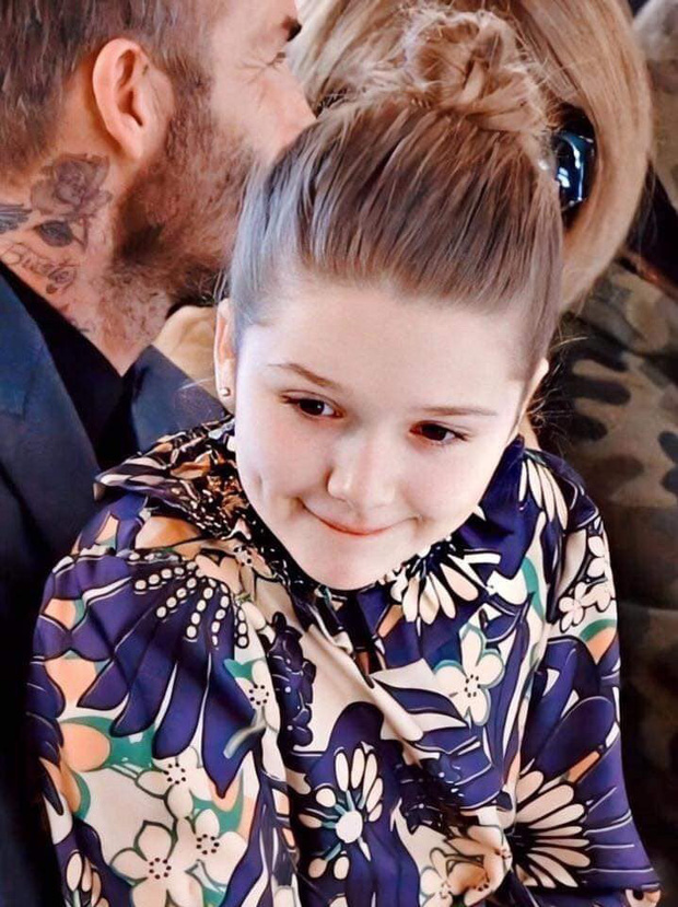 Ngồi trong lòng bố, công chúa nhỏ Harper Beckham lại khiến dân tình xao xuyến: Mỹ nhân tương lai của Hollywood đây rồi!-5