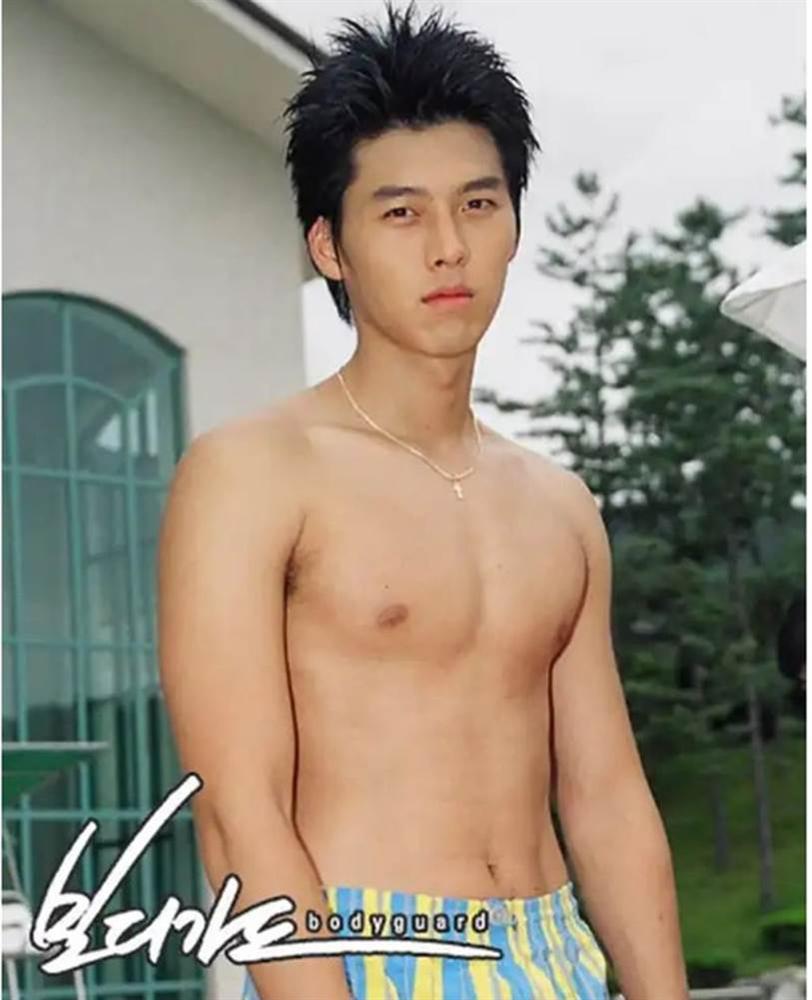 Khi dân tình đang săn lùng bằng chứng hẹn hò của Hyun Bin với Son Ye Jin thì fanti lại đào mộ loạt ảnh mát mẻ khoe body siêu hài hước thế này-3