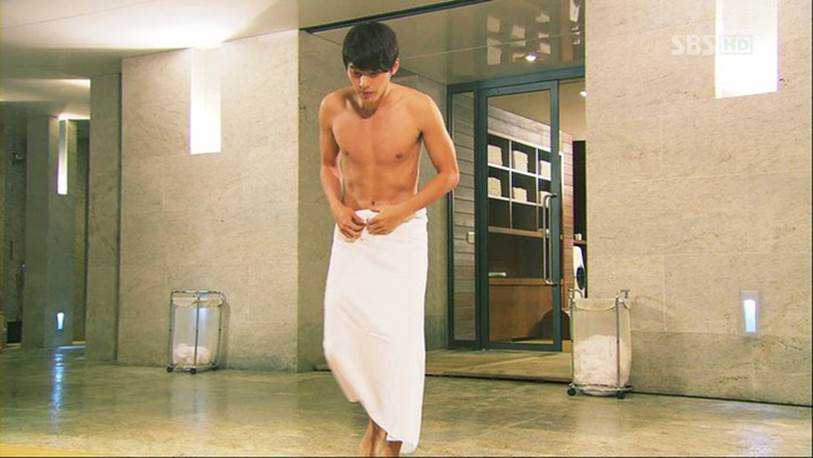 Khi dân tình đang săn lùng bằng chứng hẹn hò của Hyun Bin với Son Ye Jin thì fanti lại đào mộ loạt ảnh mát mẻ khoe body siêu hài hước thế này-6