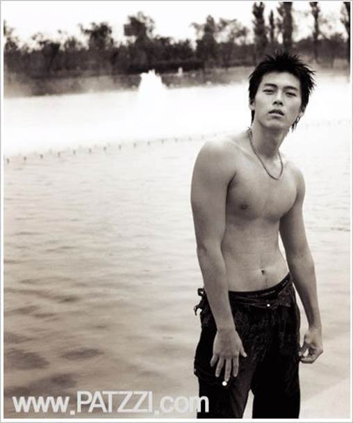 Khi dân tình đang săn lùng bằng chứng hẹn hò của Hyun Bin với Son Ye Jin thì fanti lại đào mộ loạt ảnh mát mẻ khoe body siêu hài hước thế này-8