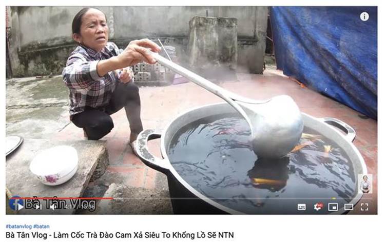 Con trai bà Tân Vlog bị dân mạng ném đá thẳng tay khi cắn dở đồ ăn rồi lại cho vào nồi nấu mời mọi người-6
