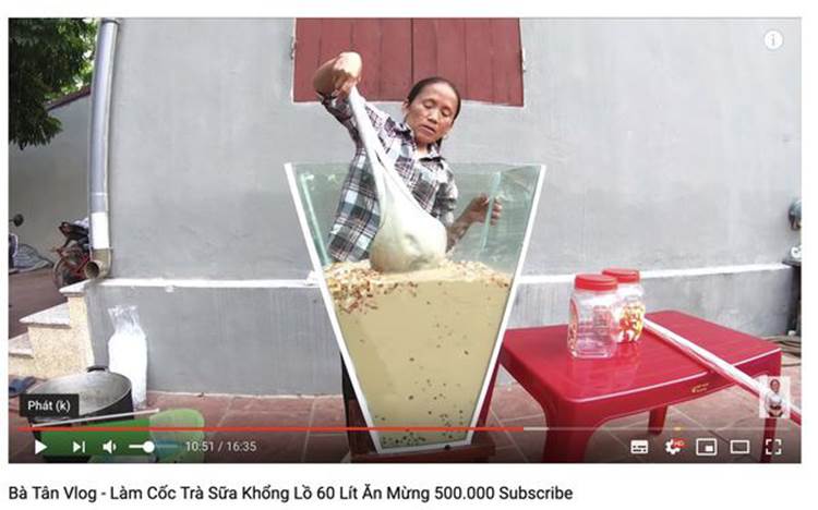 Con trai bà Tân Vlog bị dân mạng ném đá thẳng tay khi cắn dở đồ ăn rồi lại cho vào nồi nấu mời mọi người-8