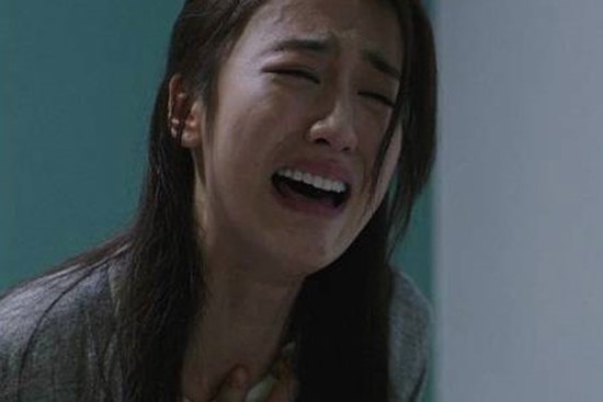Đang tân hôn thì chồng tôi nhận được tin nhắn từ số máy lạ, đọc tin xong anh đẩy vợ ra rồi giận dữ bỏ đi, còn tôi biết hôn nhân đã không thể cứu vãn được nữa
