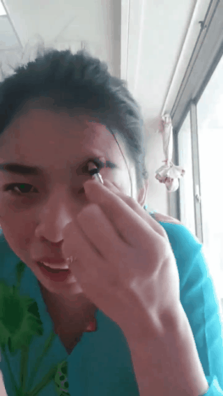 Hồ Dịp - Chị gái nổi nhất hôm nay với loạt clip ngồi trên máy rung trang điểm, kết quả tầy huầy cái mặt và quan trọng cứ nói câu nào là cười rụng rốn” câu đó-1
