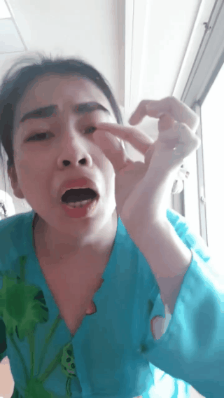 Hồ Dịp - Chị gái nổi nhất hôm nay với loạt clip ngồi trên máy rung trang điểm, kết quả tầy huầy cái mặt và quan trọng cứ nói câu nào là cười rụng rốn” câu đó-2