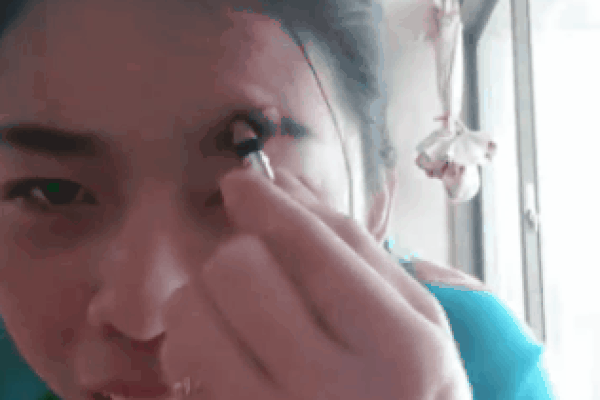 2 cô bé tự trang điểm sương sương cho nhau để đi chơi, thành quả khiến dân mạng cười ngất vì cứ ngỡ Cương thi xuất hiện-3