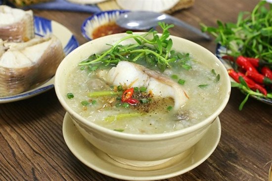 Trời lạnh, buổi sáng mẹ làm nồi cháo cá lóc thơm ngon, ấm bụng là cả nhà mê ngay