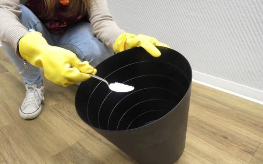 Cách đơn giản để thùng rác nhà bạn khỏi mùi khó chịu và sạch bóng côn trùng-1
