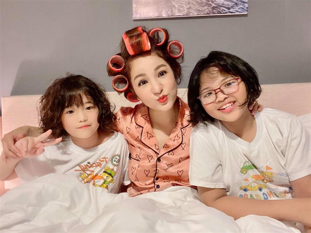 Bị con gái tố lấy tiền lì xì, danh hài Thúy Nga giải oan bằng cách bật mí mức học phí khủng phải chi cho con-3