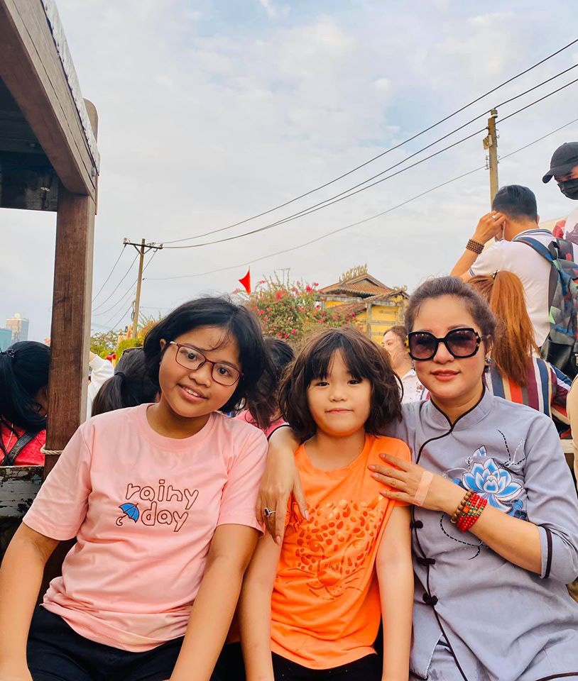 Bị con gái tố lấy tiền lì xì, danh hài Thúy Nga giải oan bằng cách bật mí mức học phí khủng phải chi cho con-4