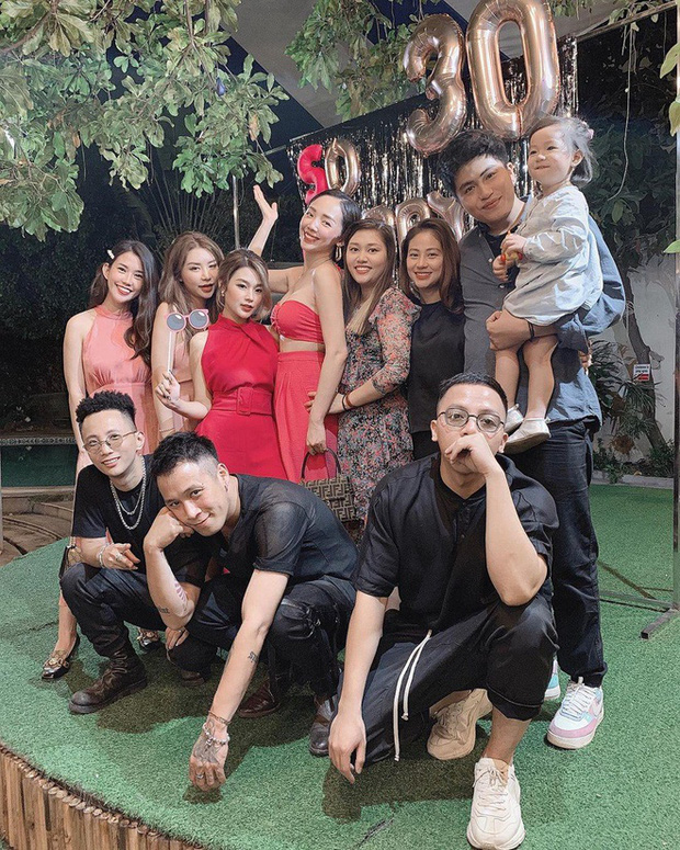 1 ngày trước đám cưới của Tóc Tiên - Touliver trên Đà Lạt: Cố giữ kín nhưng các khách mời check-in chuẩn bị kiểu này thì lộ từ vòng gửi xe!-12