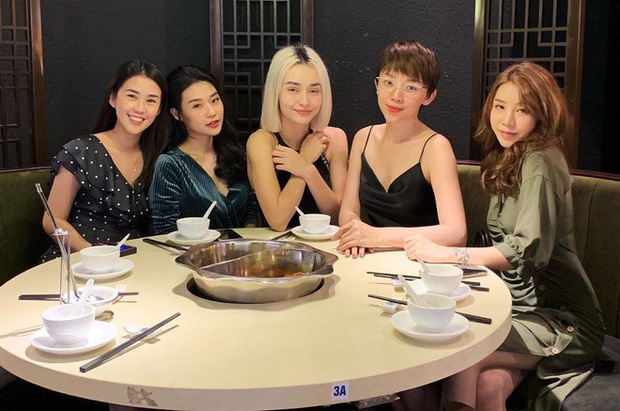 1 ngày trước đám cưới của Tóc Tiên - Touliver trên Đà Lạt: Cố giữ kín nhưng các khách mời check-in chuẩn bị kiểu này thì lộ từ vòng gửi xe!-14