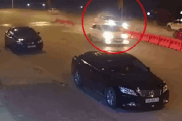 Đi theo GPS, ôtô lao lên dải phân cách rồi rơi xuống hố ở Thái Lan-1