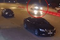 CLIP: Xe Fortuner 'cày nát' hàng chục mét dải phân cách, tài xế có hành động gây phẫn nộ ngay sau đó