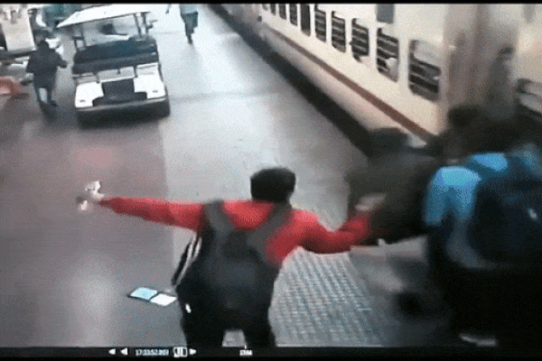 Khoảnh khắc kinh hãi không dành cho người yếu tim: Nam thanh niên rơi xuống đường ray lúc tàu đang chạy nhưng kết cục khiến hành khách vỗ tay ầm ầm-4