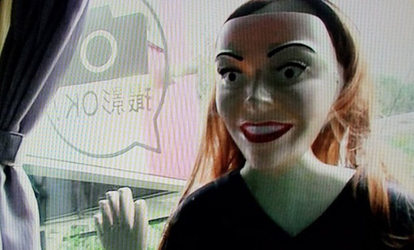 Đang đi trên đường, người đàn ông bất ngờ bắt gặp người phụ nữ bám phía sau xe buýt liền gọi cảnh sát trước khi nhận ra sự thật ngỡ ngàng-5