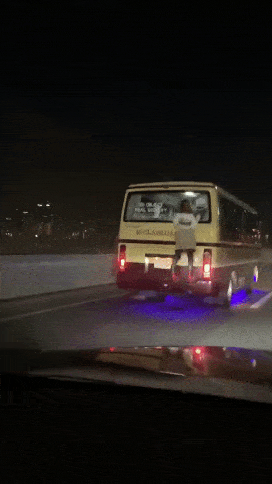 Đang đi trên đường, người đàn ông bất ngờ bắt gặp người phụ nữ bám phía sau xe buýt liền gọi cảnh sát trước khi nhận ra sự thật ngỡ ngàng-1