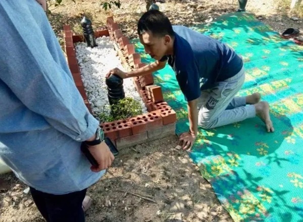 Cậu bé tuần nào cũng đến nằm cạnh mộ cha thủ thỉ tâm sự, sự thật phía sau khiến cư dân mạng không cầm được nước mắt-1