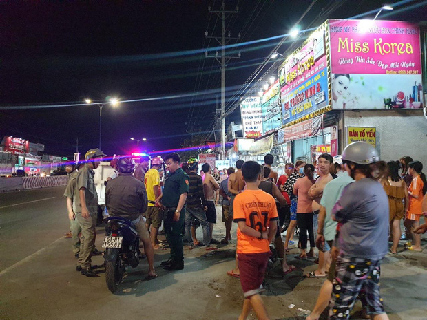 Người đàn ông lái ô tô đến nhà chém vợ cũ ngã gục ở Bình Dương khai gì sau khi ra đầu thú?-2