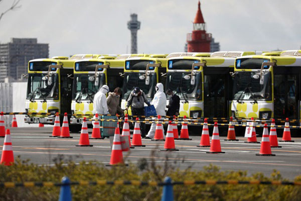 Được bác sĩ thông báo kết thúc 14 ngày cách ly vì dịch Covid-19, người đàn ông có hành động ăn mừng khiến dân mạng phải phì cười-4