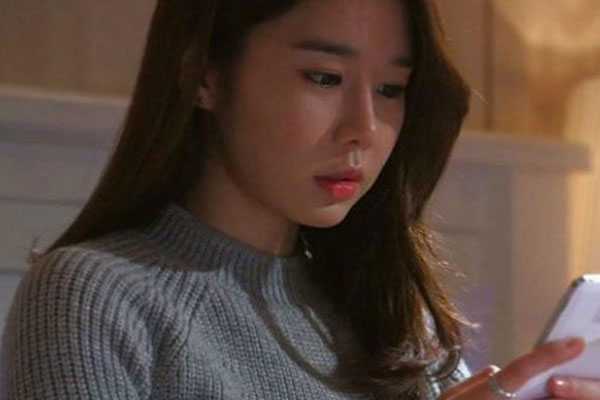 Một ngày, bố em dẫn về người đàn ông sẵn sàng làm bố đứa bé trong bụng chị gái, nhưng vừa nói được vài câu, chị giận dữ đứng dậy bỏ đi-2