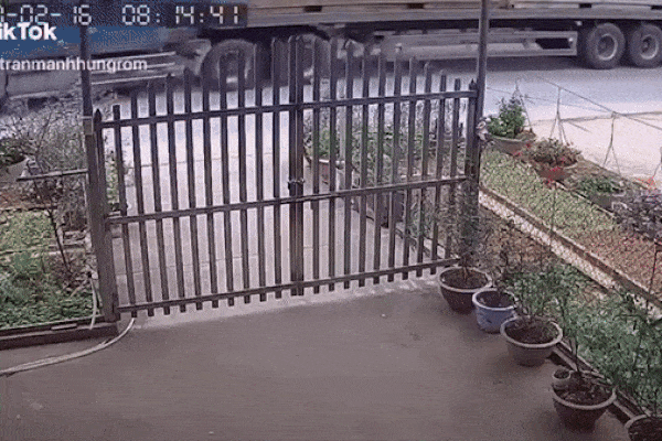 Clip: Cố vượt container, xe máy bị ô tô chạy ngược chiều đâm trực diện, hất bay ra đường