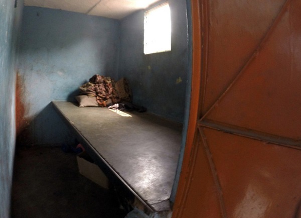 Cuộc sống của tôi còn tồi tệ hơn những con chó - phận đời cơ cực của những người phụ nữ sống lay lắt trên con phố mại dâm khét tiếng Ấn Độ-3